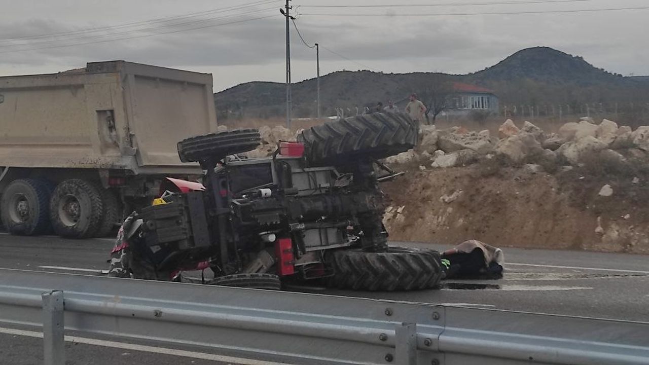 Feci kazada tır traktöre çarptı
