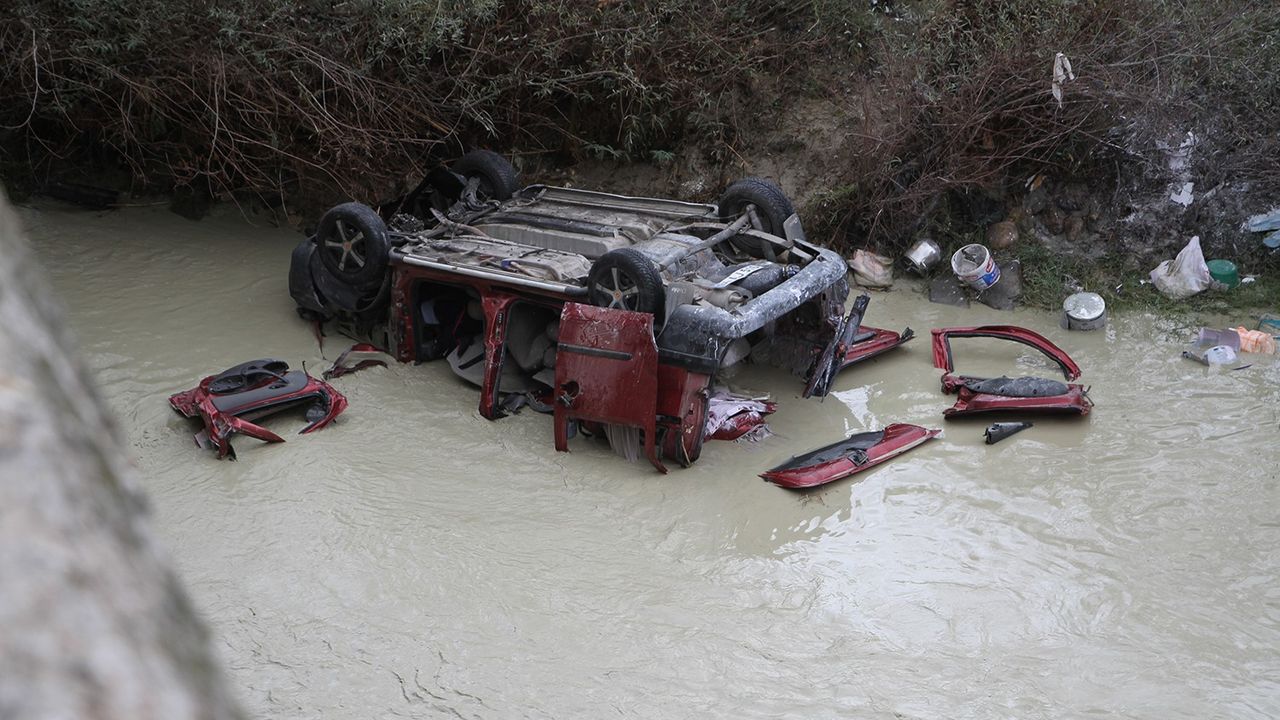 Manisa'da Gediz Nehri'ne uçan araçta 3 kişi hayatını kaybetti