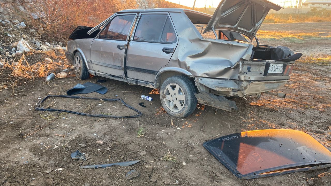 Manisa'da korkutan kaza: otomobil şarampole düştü