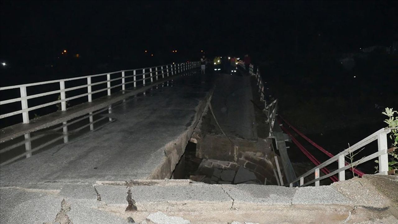 Şiddetli yağış nedeniyle köprü çöktü