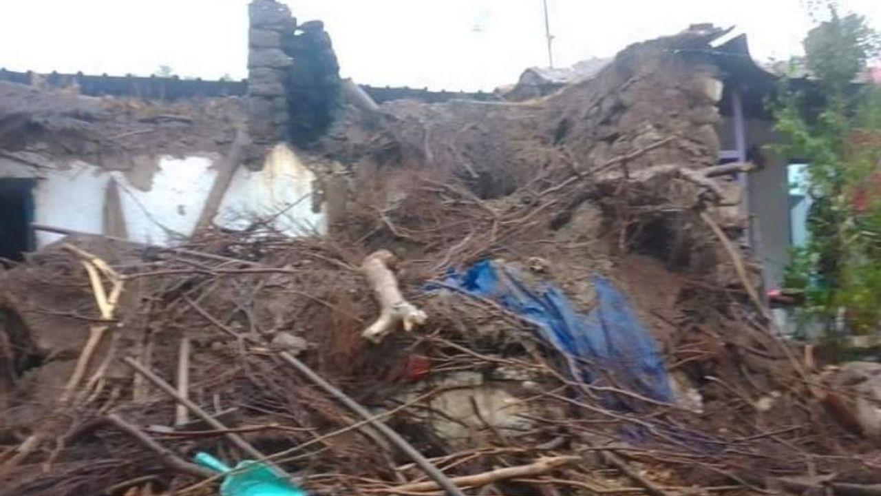 Manisa'da evin çöken duvarının altında kalan 91 yaşındaki kadın yaralandı