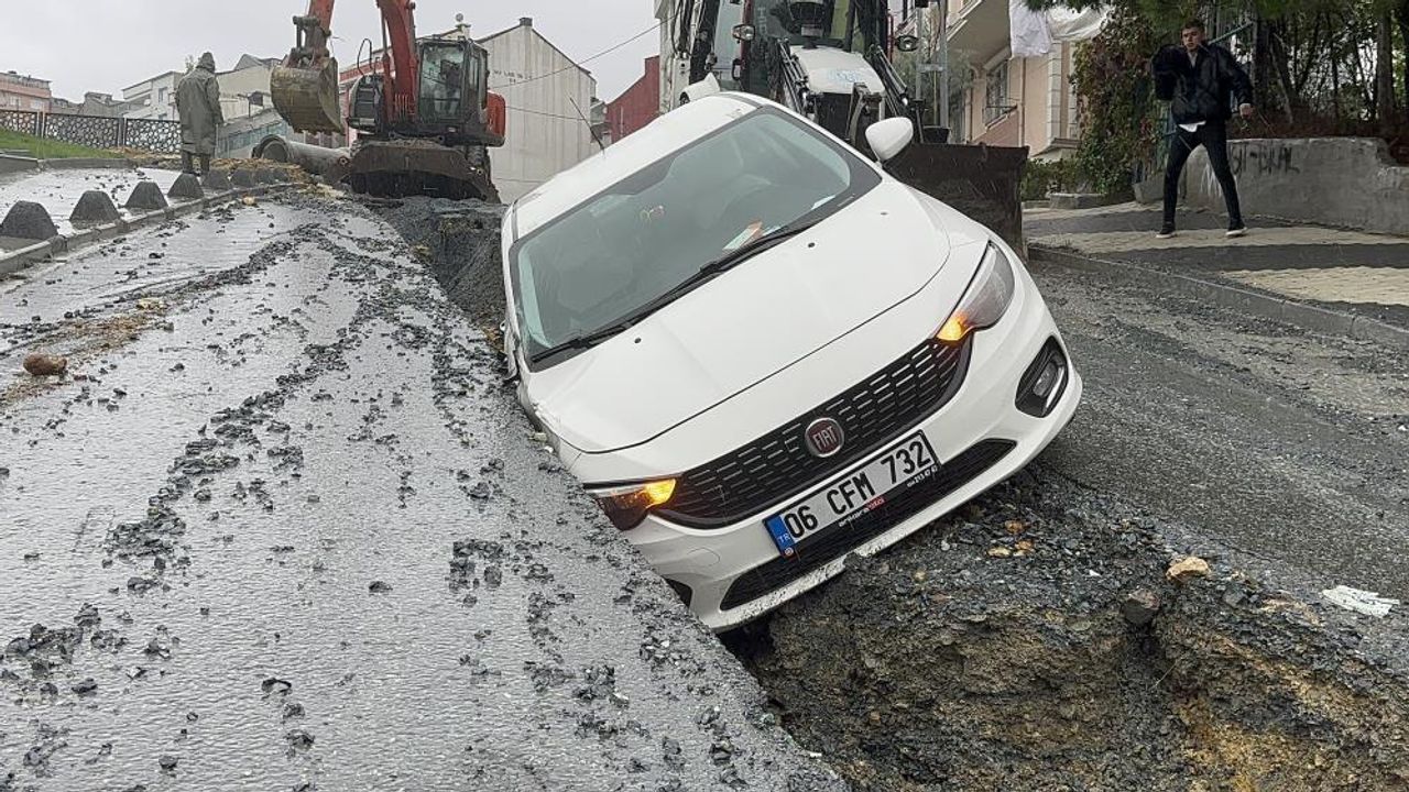 Arnavutköy'de açılan çukura otomobil düştü