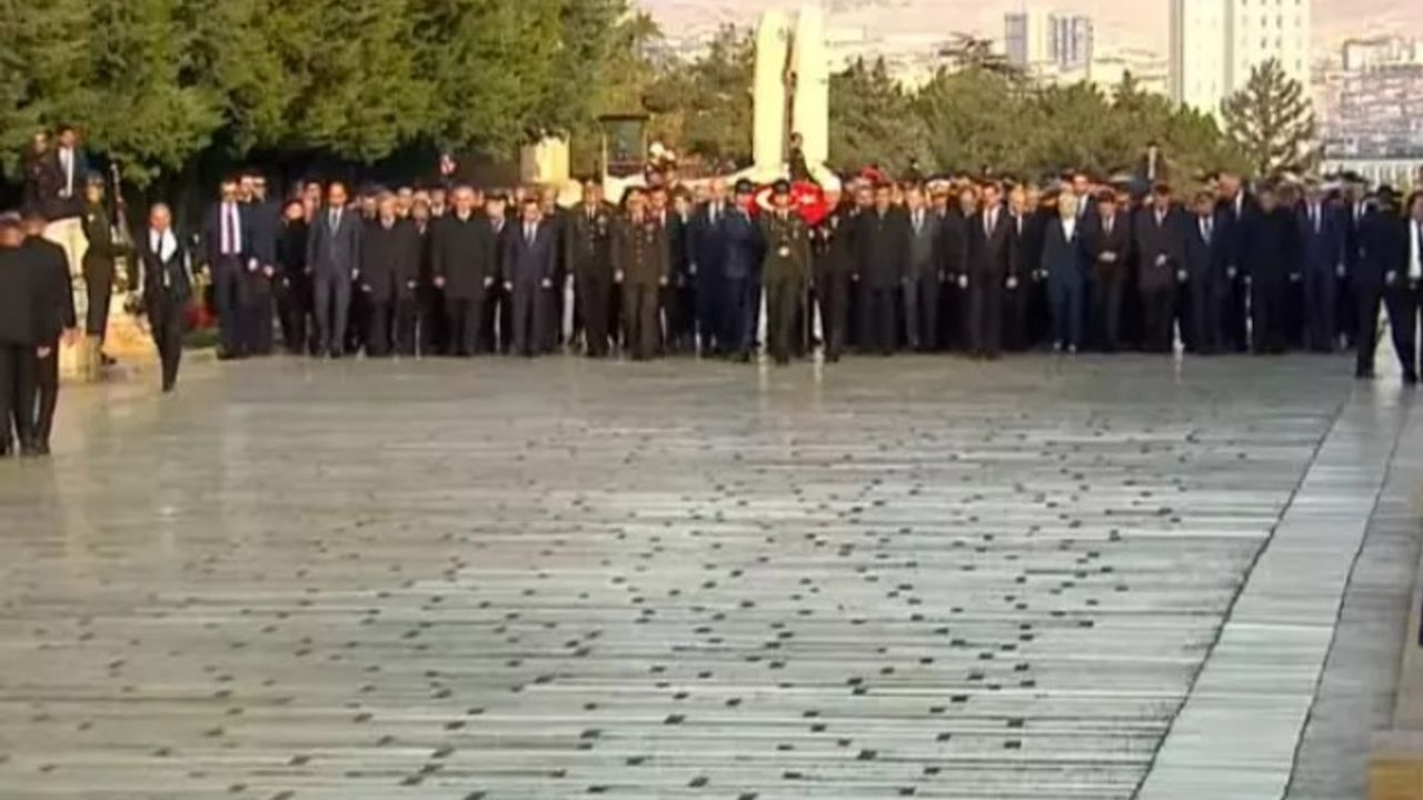 Ulu önder Atatürk'ü saygıyla anıyoruz!  Devlet erkanı Anıtkabir'de