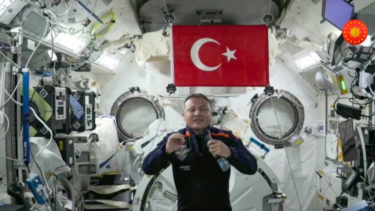 İlk Türk uzay yolcusu Gezeravcı'nın dönüşü ertelendi
