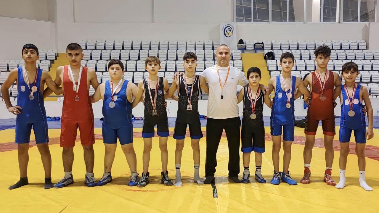 Yunusemre'nin Güreşçileri Türkiye Şampiyonalarına damga vuruyor