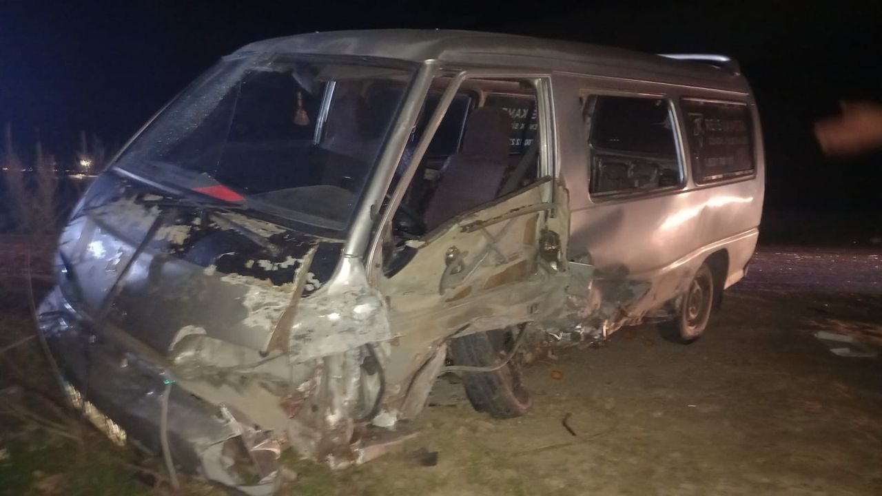 Manisa'da otomobil ve minibüs çarpıştı