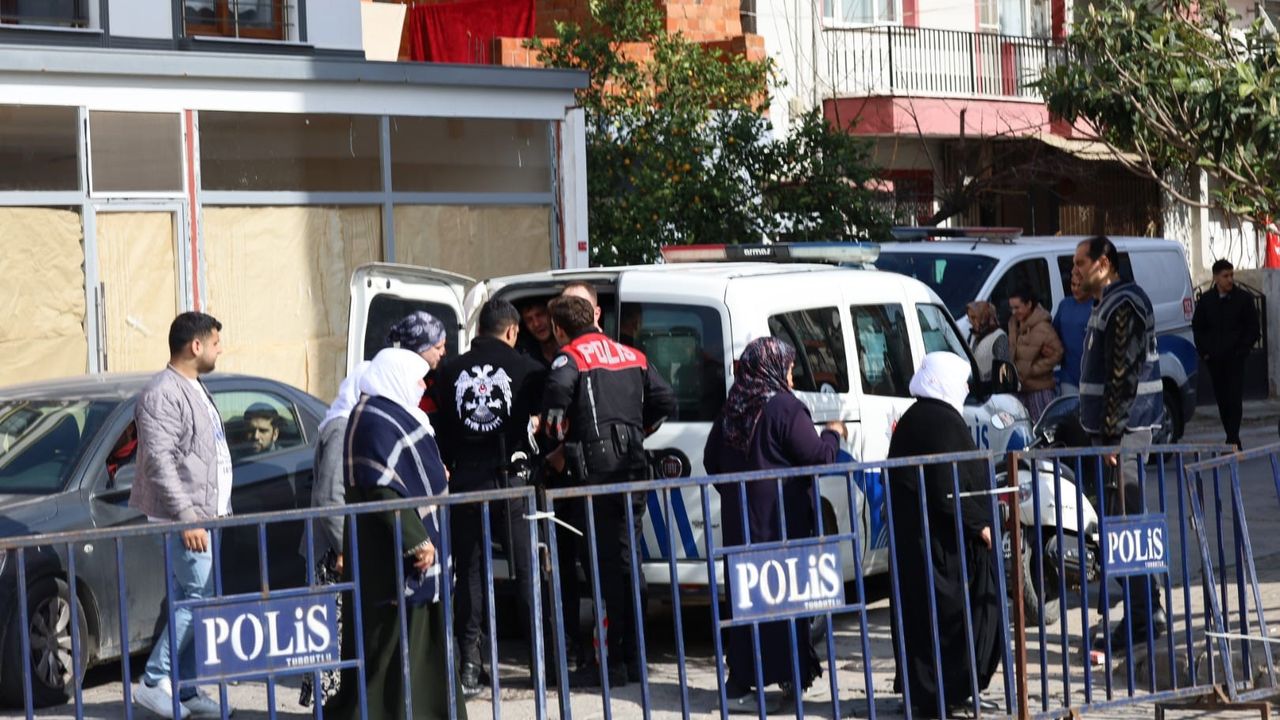 Turgutluspor-Karşıyaka maçı öncesi arbede: 1 polis yaralandı
