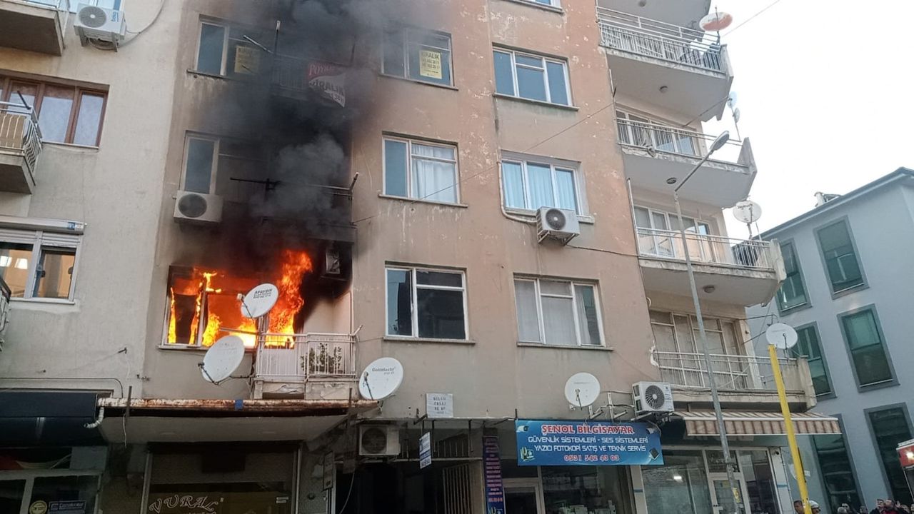 İzmir’de ev yangını: 3 kişi dumandan etkilendi
