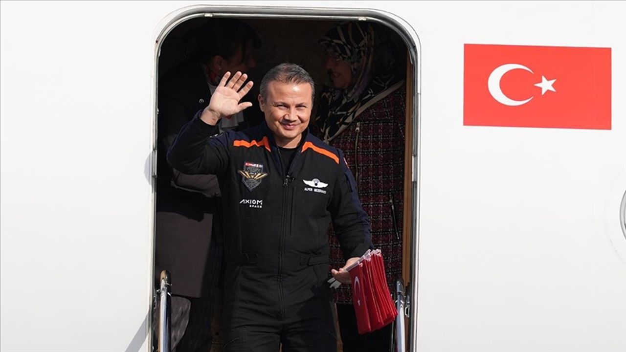 Türkiye'nin ilk astronotu Alper Gezeravcı Türkiye'ye döndü