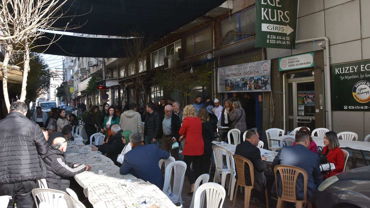Akhisar'da lokantacılar depremin yıl dönümünde helva dağıttı