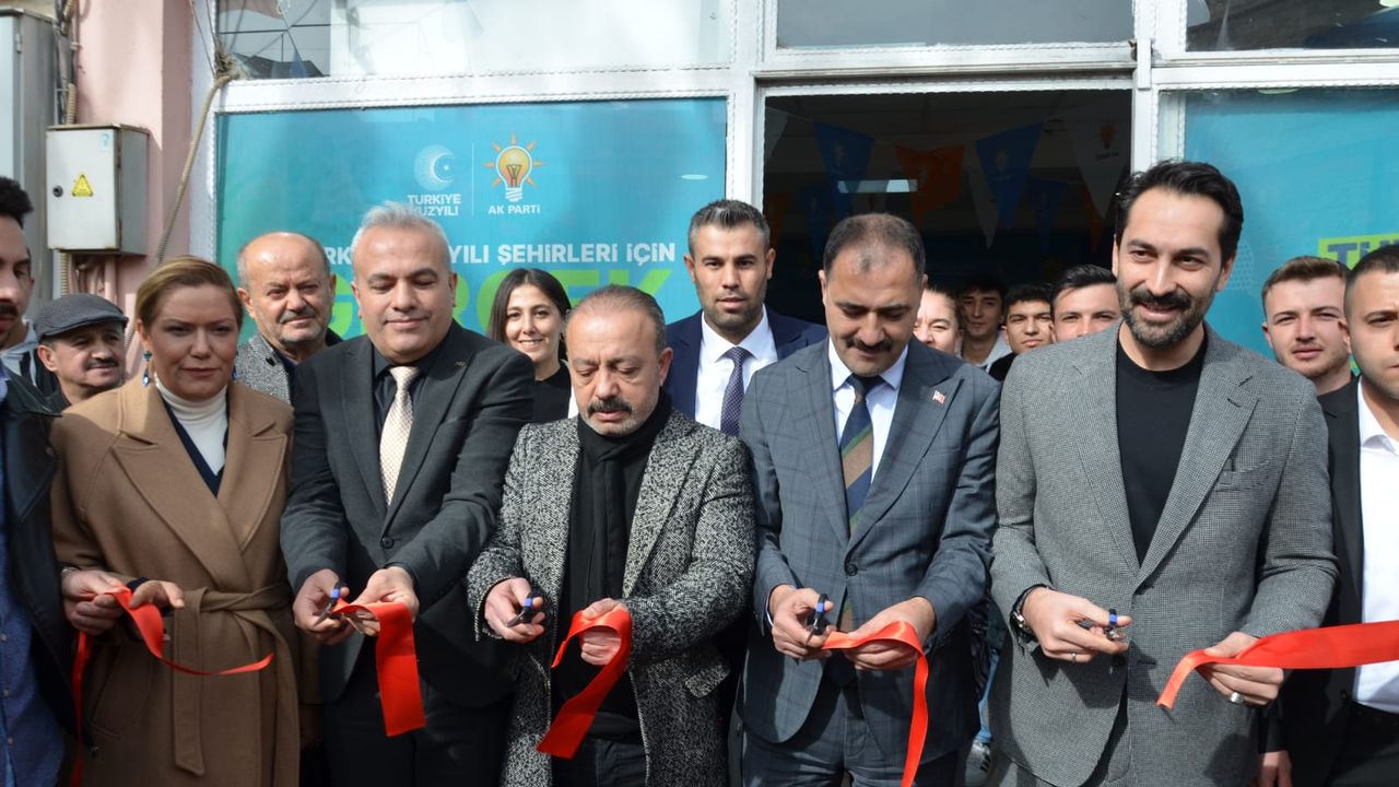 AK Parti'li Ahmet Mücahit Arınç, Demirci'de seçim bürosu açılışı yaptı