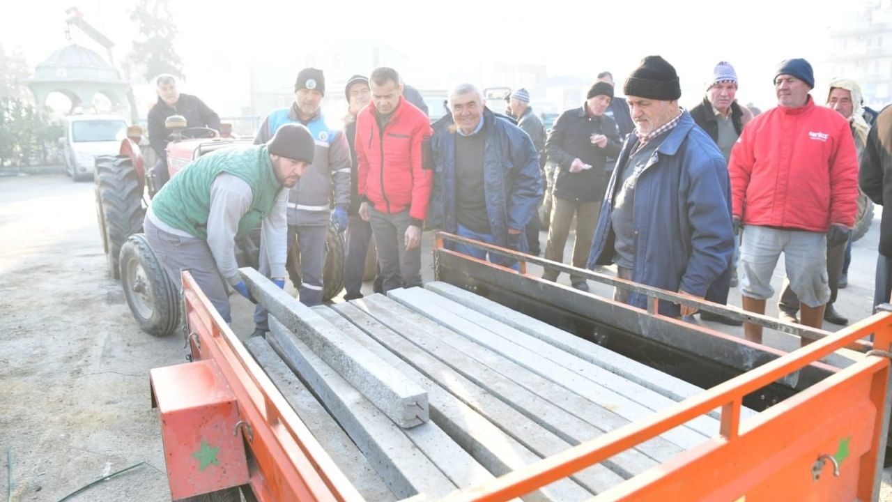Alaşehirli çiftçilere beton bağ direği desteği yapıldı