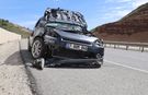 Otomobil istinat duvarına çarptı: 3 yaralı