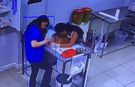 Veteriner kliniğinde köpeğini tedavi ettiren kadın bayıldı
