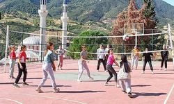 İlçe Milli Eğitim Müdürü çocuklarla voleybol oynadı