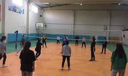 KIZ ÖĞRENCİLERE VOLEYBOL KURSU