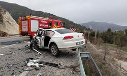 Kamyonetle otomobil kafa kafaya çarpıştı: 1 ölü, yaralı