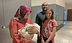 Depreme Kuvözde Yakalanan Bebek Ailesine Kavuştu