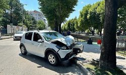 Otomobilin Çarptığı Genç Kadın Metrelerce Savruldu