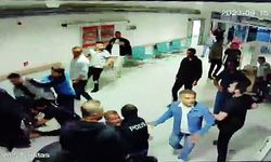 Hasta yakını polis memuru, meslektaşlarına ve güvenlik görevlilerine saldırdı!