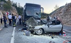 Yolcu Otobüsü İle Otomobil Kafa Kafaya Çarpıştı