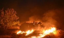 Anız Yangını Sonrası 2 Katlı Ev Tamamen Yandı