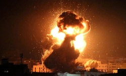  İsrail Gazze'de pazar yerini bombaladı