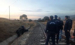 Yolcu treni traktöre çarptı