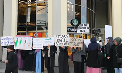 Genç kızlardan Starbucks önünde İsrail protestosu