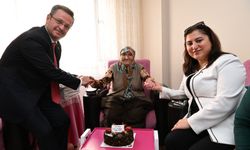 Vali Enver Ünlü, Cumhuriyetle yaşıt Ayşe teyzenin 100. yaşını kutladı