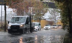 İzmir’i sağanak vurdu: Cadde ve sokaklar göle döndü