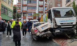 Freni boşalan çöp kamyonu 7 araca çarptı, şoför araçtan atladı