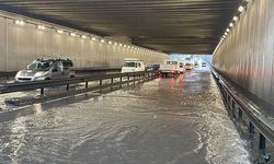 İzmir şiddetli sağanak ve fırtınaya teslim