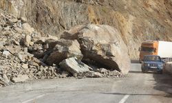 Heyelan meydana geldi dev kaya parçaları yolu kapattı