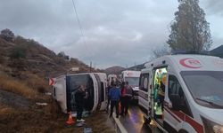 Yolcu otobüsü devrildi: 27 yaralı