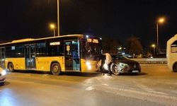 Hatalı şerit değiştiren araç İETT otobüsüne çarptı