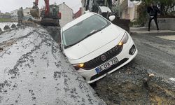 Arnavutköy'de açılan çukura otomobil düştü