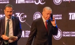 Cumhurbaşkanı Erdoğan sahnedeyken gelen telefon merak konusu oldu