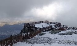 Manisa'da fırtına ve kar yağışı etkili oluyor