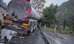 Freni patlayan tırla çöp arabası çarpıştı