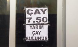 "Yarım çay bulunur" yazısı görenlerini ilgisini çekiyor