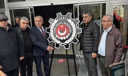 Türk Metal Sendikası üyeleri MESS önüne siyah çelenk bıraktı