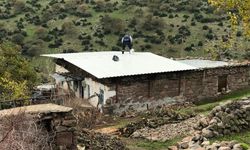Evlerinin çatısı uçan ailenin yardımına Yunusemre Belediyesi koştu