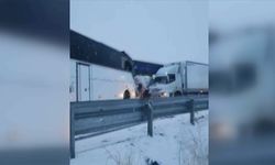Kars'ta iki otobüsün karıştığı zincirleme trafik kazasında 2 ölü