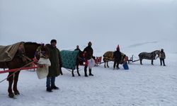 Çıldır Gölü'nde buz üstünde atlı kızak keyfi