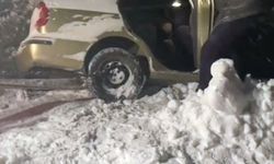 Karla kaplanan yayla yolunda otomobili ile mahsur kaldı