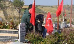 Hatay’da deprem mezarlığı bayraklarla donatıldı