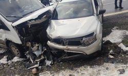  İki aracın karıştığı kazada 8 kişi yaralandı