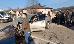  İki otomobil kafa kafaya çarpıştı: 2 ölü, 2 yaralı