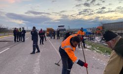 Tır, işçi servisi ile çarpıştı